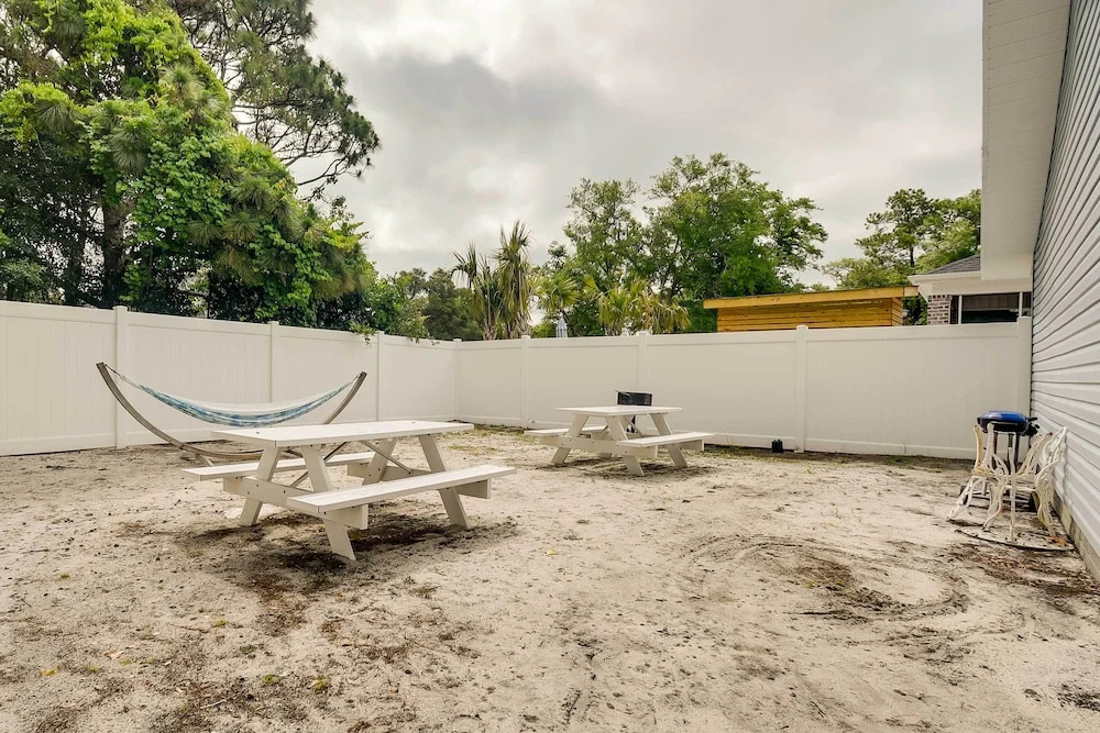 2 Mi to Barefoot Landing! 'bailey's Beach Cottage'