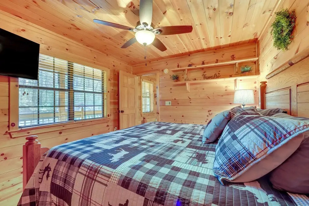 Hot Tub & Game Room: Blue Ridge Getaway