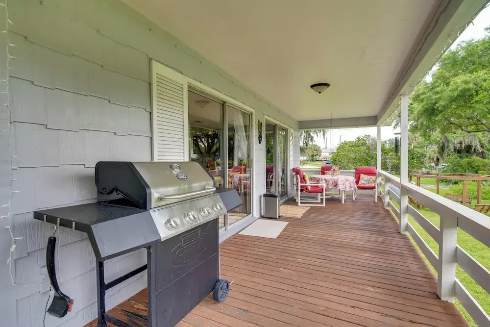 Docks + Balcony: Peaceful River Abode in Dunnellon