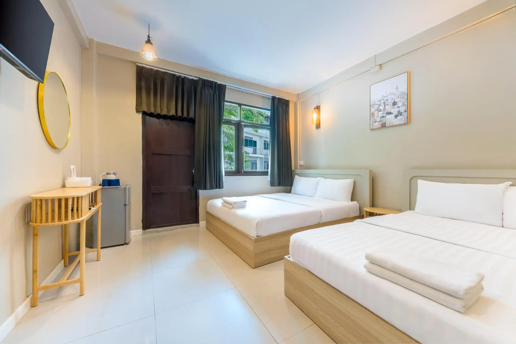 At Hua Lamphong Hotel