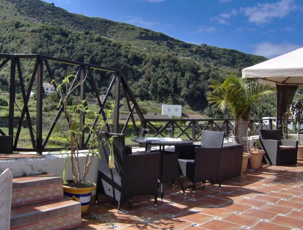 Rustic Holiday Home With Balcony and sea View