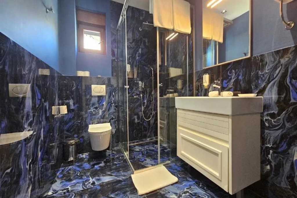 Royalis Suites Rafailovici - Beachfront Sea View Apartments