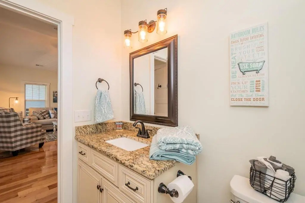 Shore 2 Relax by Oak Island Accommodations