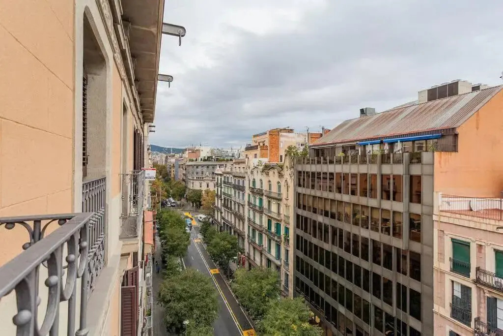 Big apartment for 9 in the heart of Eixample