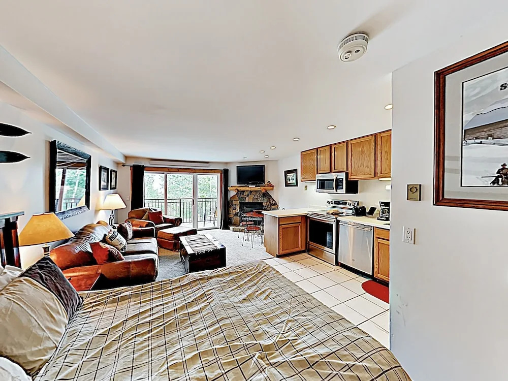New Listing! Ski Studio W/ Pool, Sauna & Hot Tub Studio Bedroom Condo