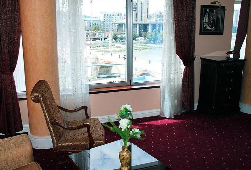Stone Bridge Hotel