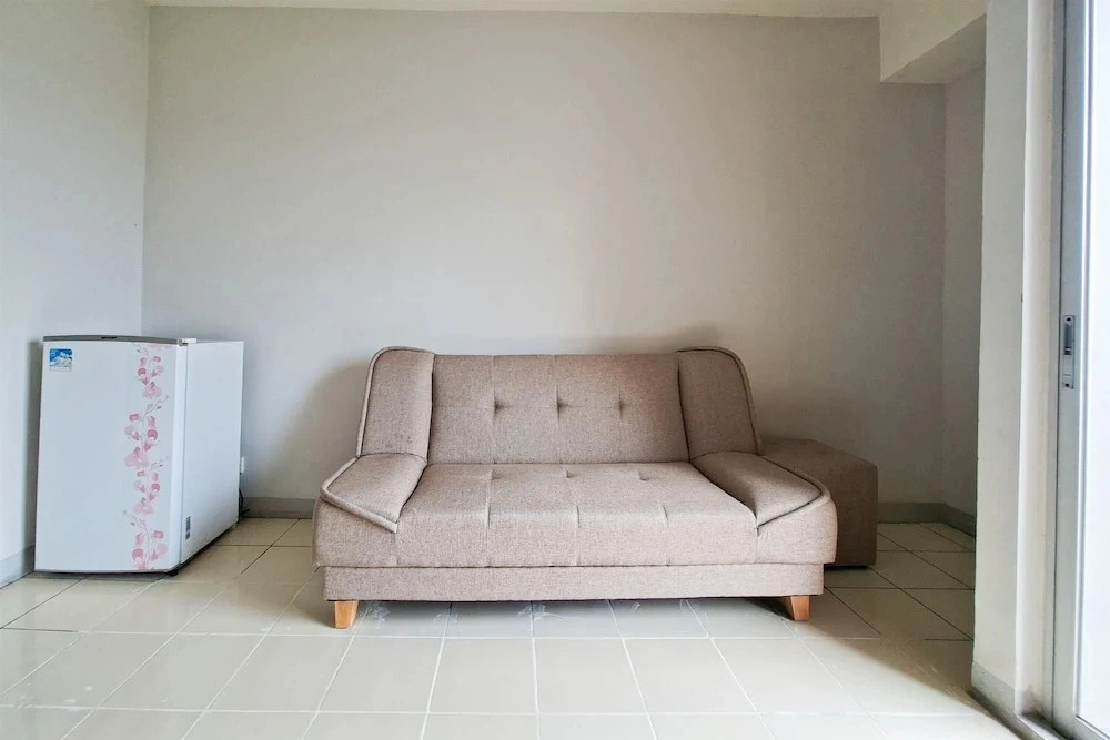 Spacious And Warm Combined Studio Room At Apartment Serpong Greenview