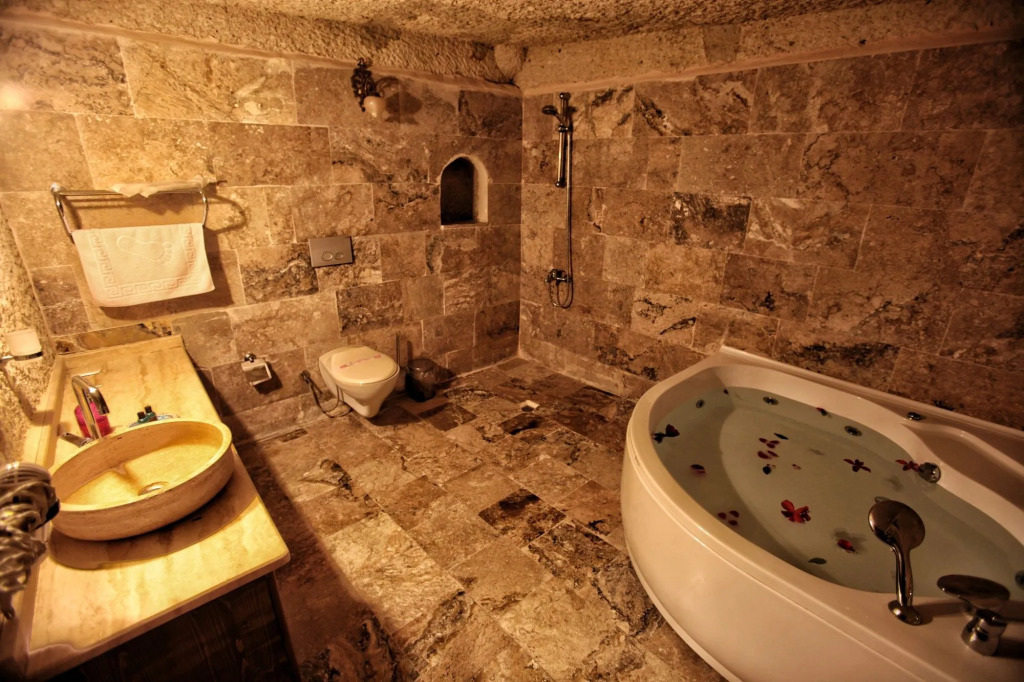 Emit Sakura Cave Hotel