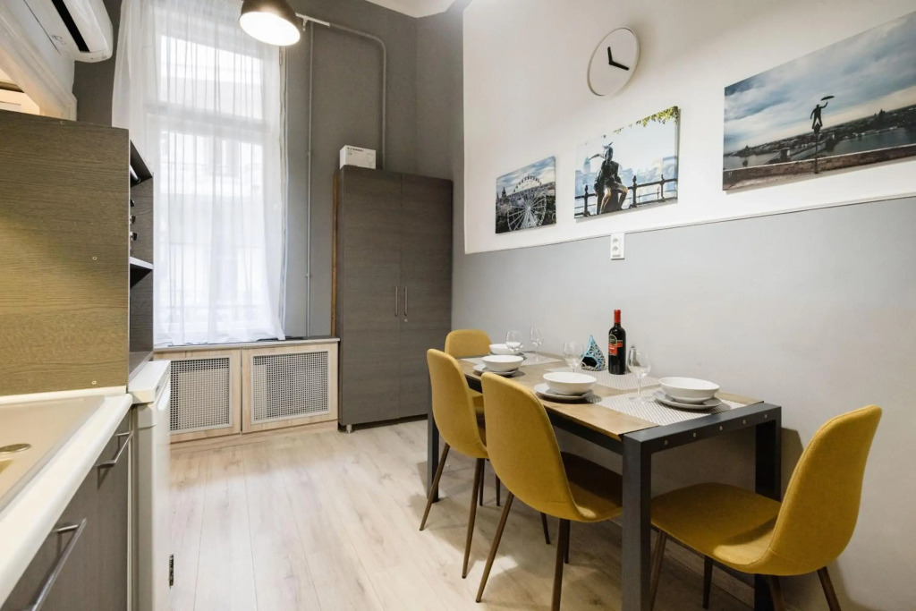 Elisabeth Bridge Home in the Heart of the city with AC