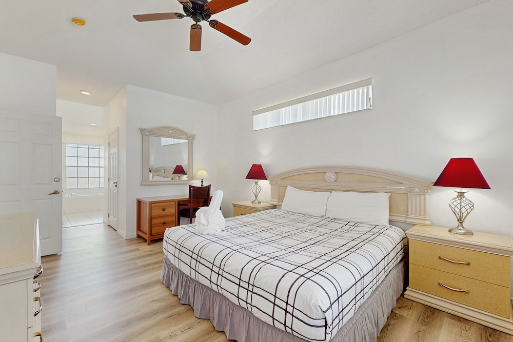 Home Near Disney/golf With Screened Pool, Spa, Pool Table, Foosball, AC, and W/D