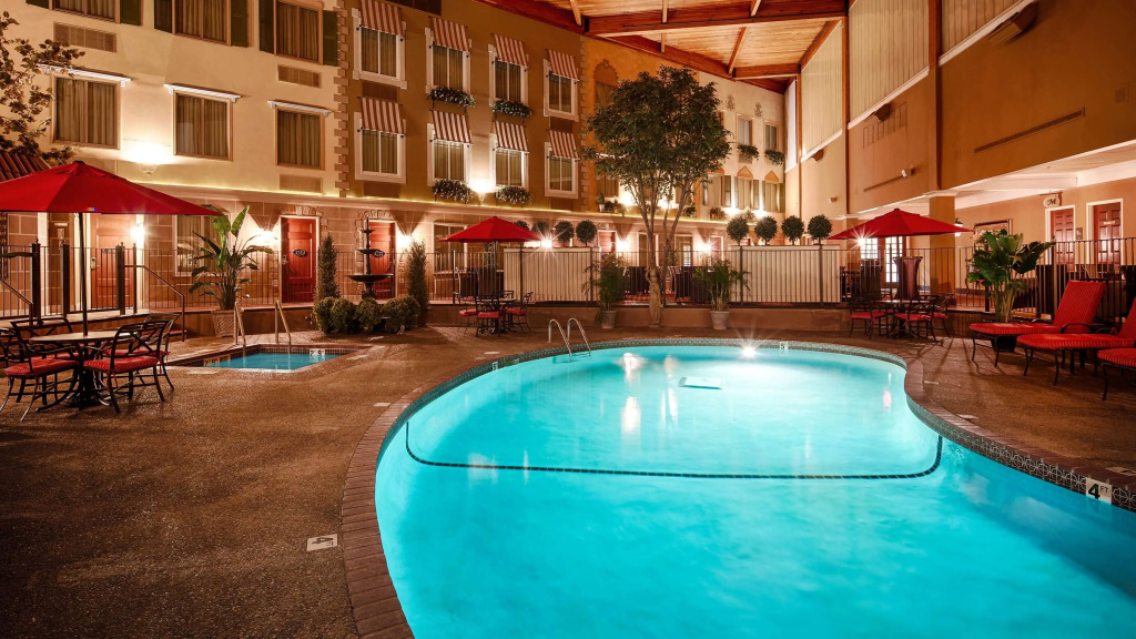 Best Western Plus White Bear Country Inn