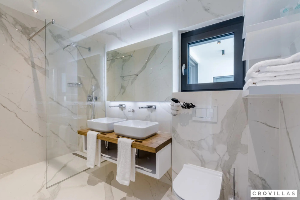 Pax in Sutivan with 3 bedrooms and 3 bathrooms