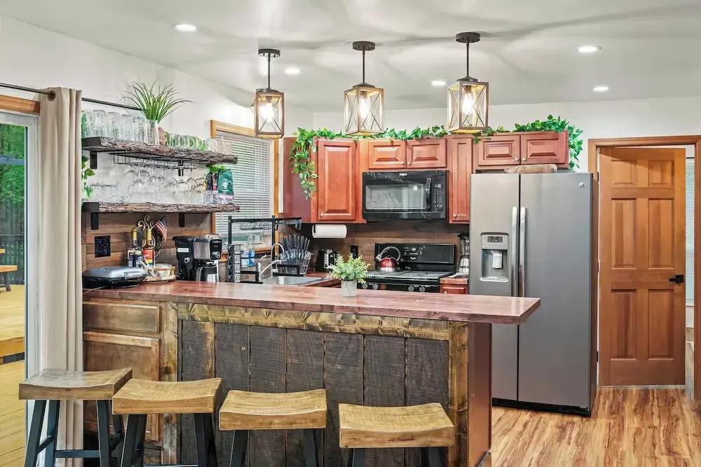 Hot Tub, Firepit, Foosball Access to Private Lake & Pool Penn Estate Getaway
