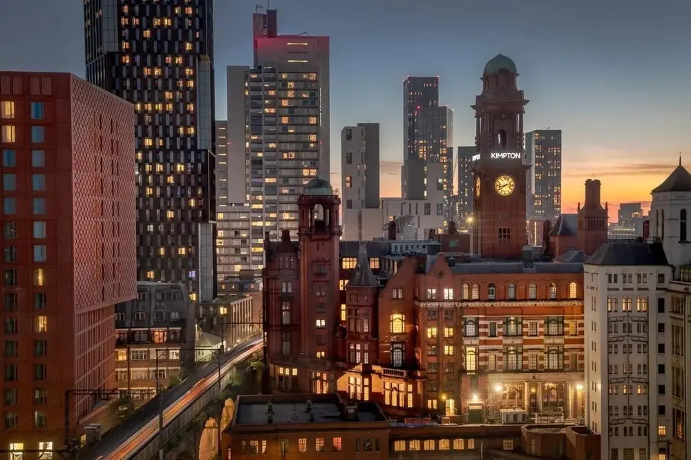 City Suite - Rooftop Spa - Balcony - Skyline View