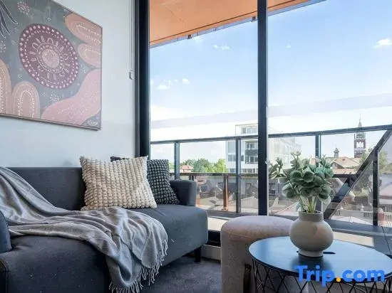 Modern 2B Apt with Views Near Swinburne University