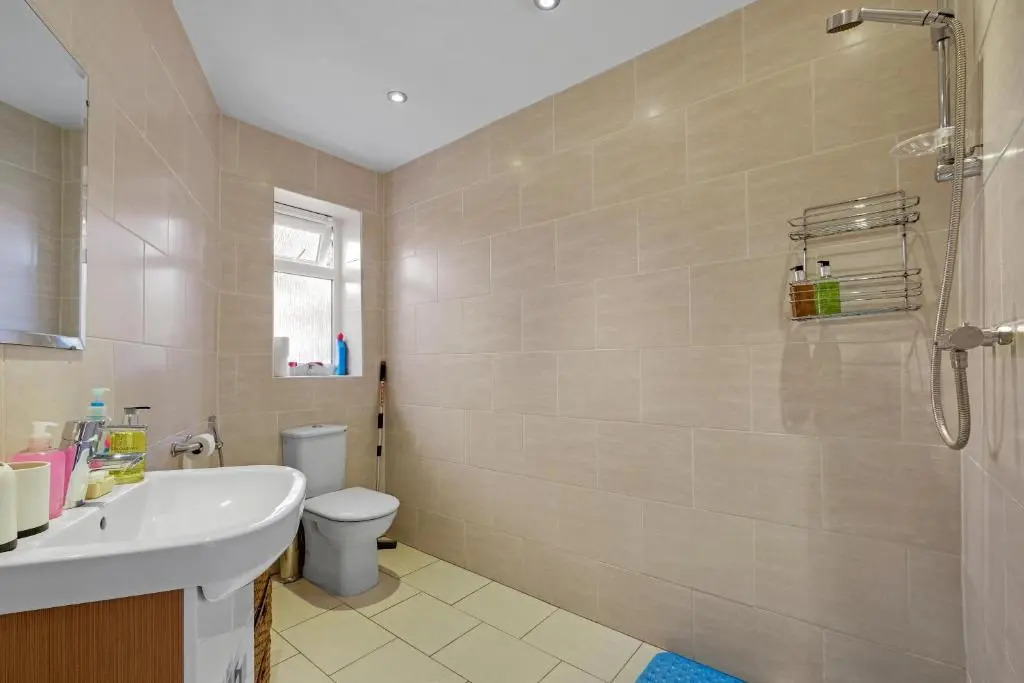 Heathrow Living St Annes Serviced House 5 bedrooms 3 bath