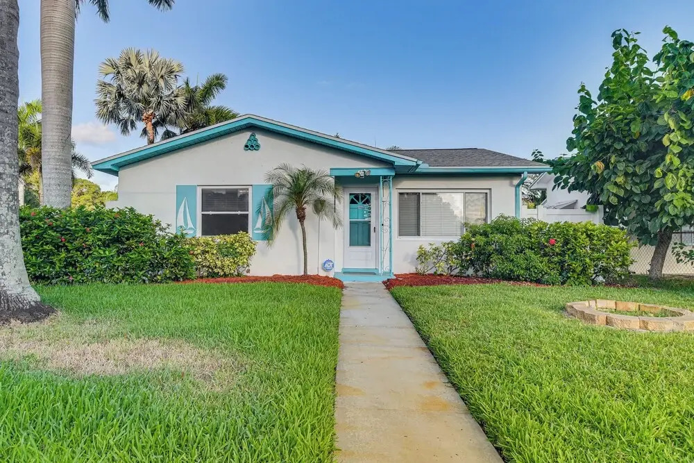 Lovely St Pete Beach Cottage, Walk to Beach & Town