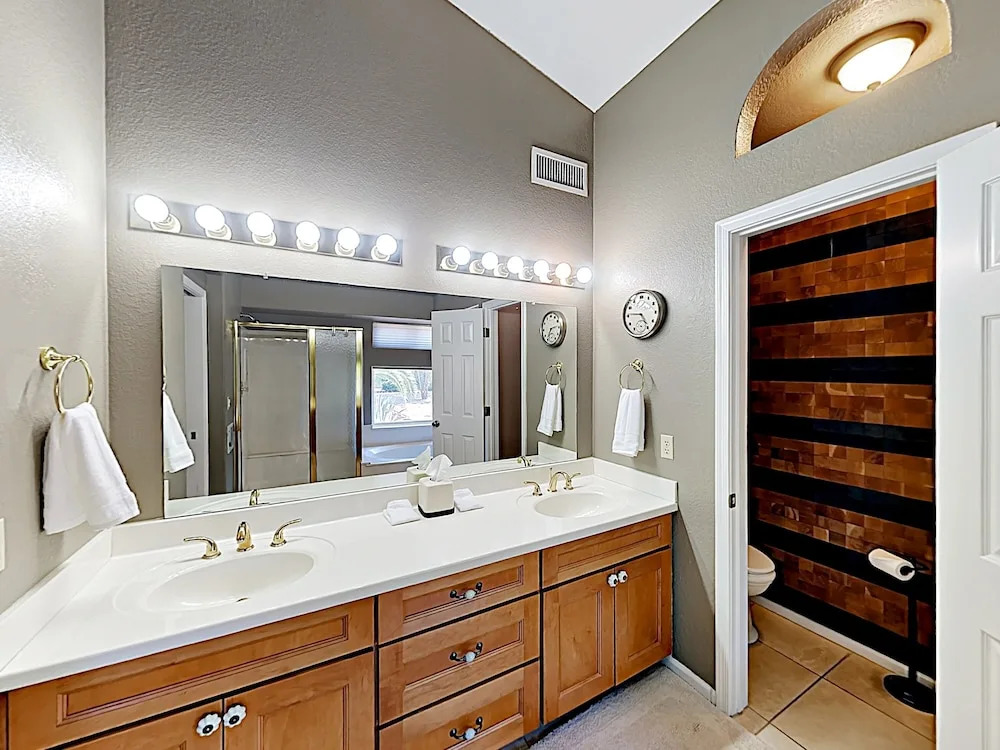 747 Phoenix - 4 Br Home