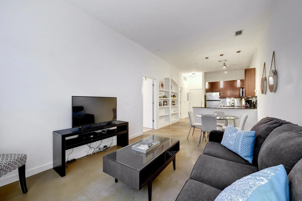Hip Downtown Suite by AustinStays