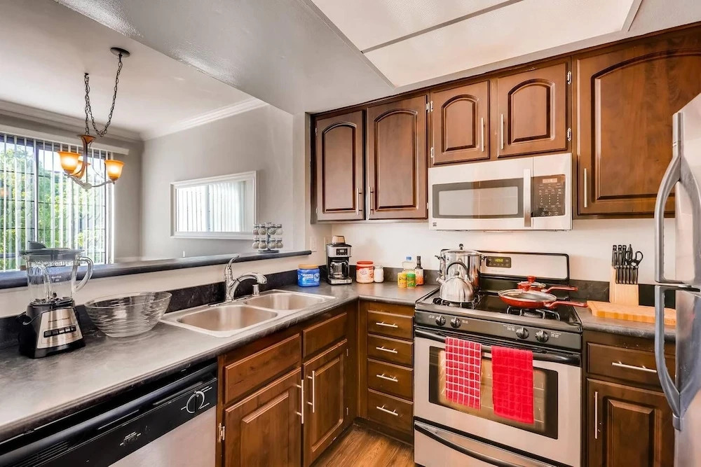 Gorgeous Beverly Hills/Weho - 2BR/Bath - 2 Free Parking Spots! (BW-1)