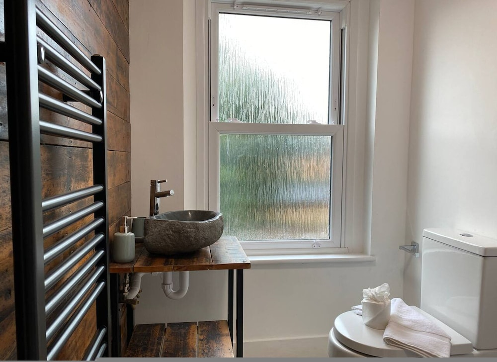 Stylish 2BR Serviced Apartment in Bedford Centre 4