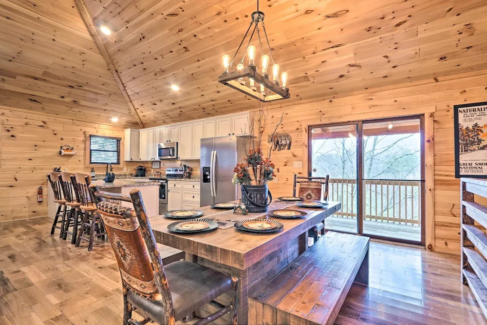 Luxe Cabin w/ Hot Tub, Theater, Pool Table, Arcade