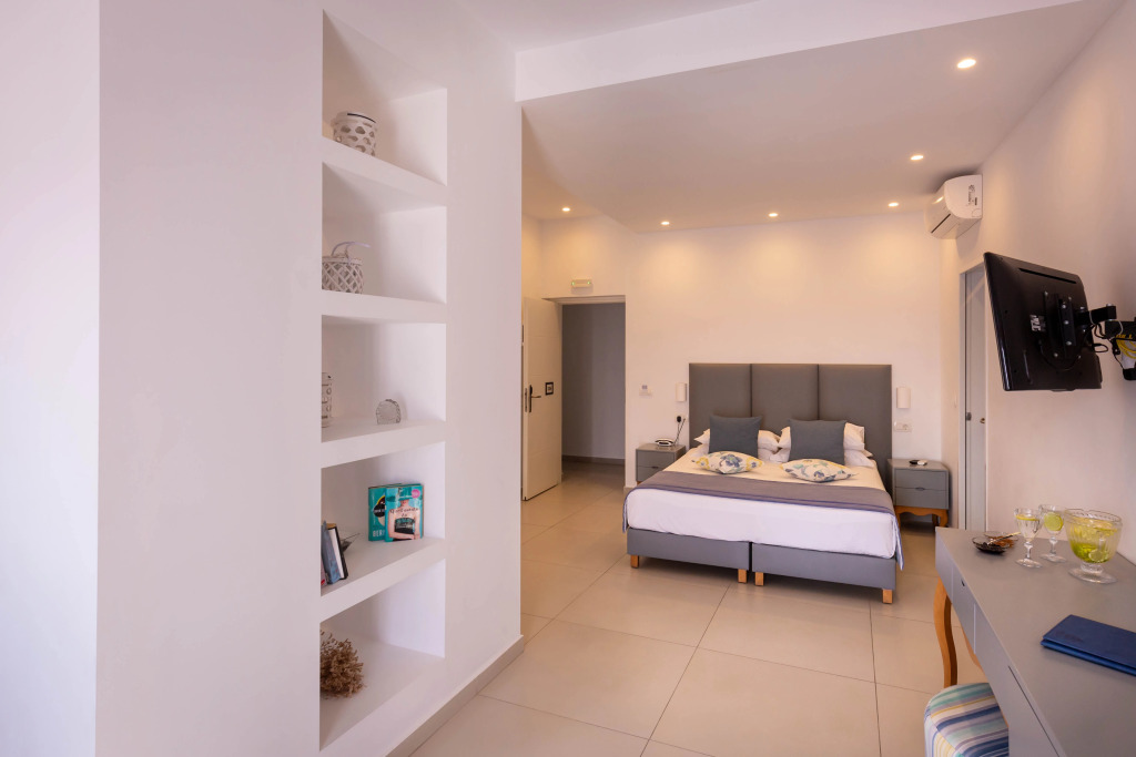 MAR n MAR CROWN HOTEL-SUITES