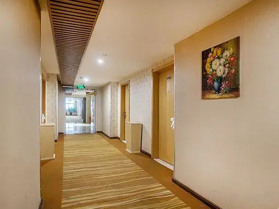 Wansheng Garden Hotel (Xinyang Luoshan Xiya Libao Plaza Branch)