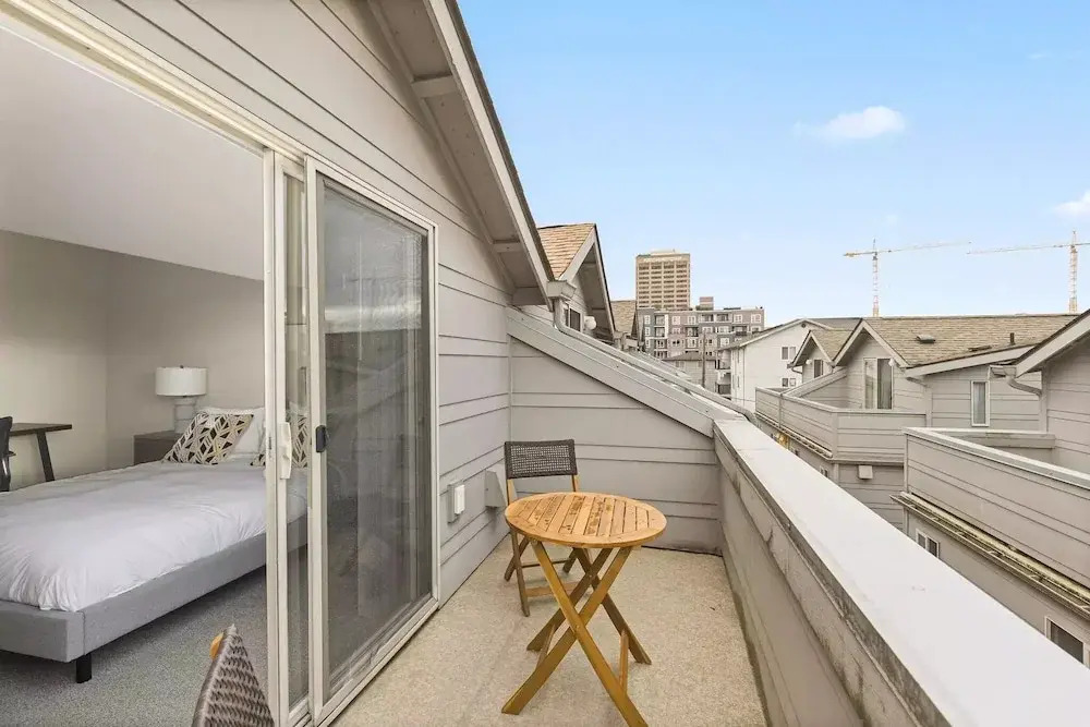 Seattle: U District Retreat Free Parking 3 Bedroom Home by RedAwning