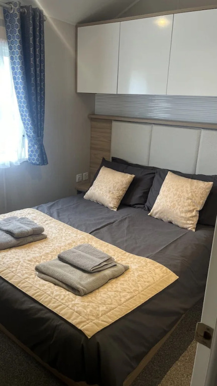 Cosy 3-bed hot tub Lodge in Pr3