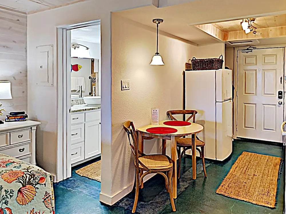 115 Sea Breeze Salty Sea Suite - One Bedroom Condo