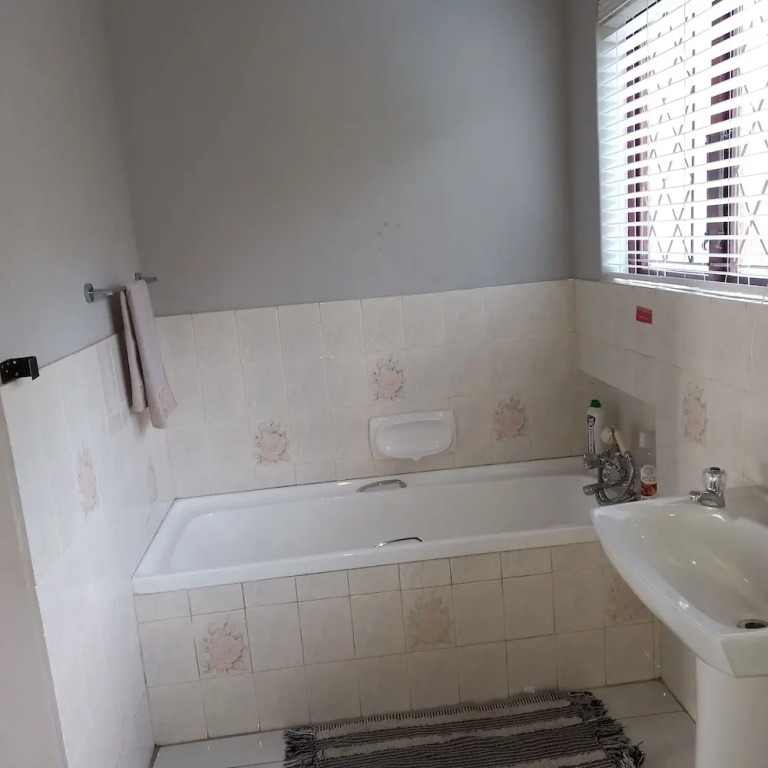 Crest Farm - Self-catering 2-bedroom, Wi-fi, Views, Swiming Pool