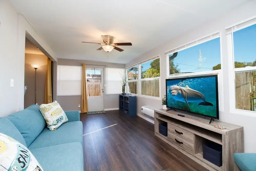 5 O'clock Somewhere - Short Term Rental 3 Bedroom Home by RedAwning