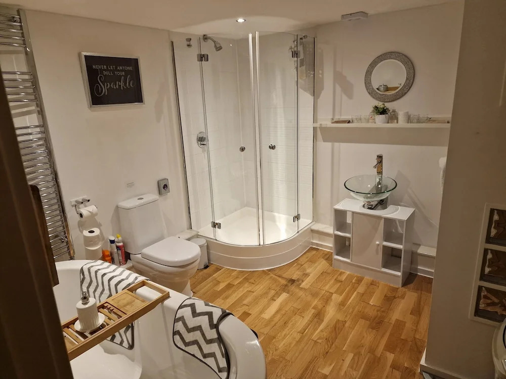 Lakeviews/quietness/parking/longstays/4guests