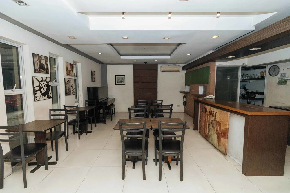 RedDoorz near Quezon City Circle