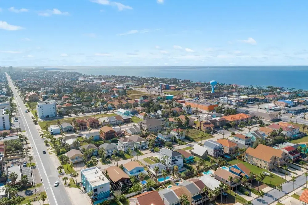 Two Bedroom Condo - Short Walk to the Beach