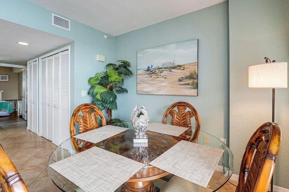 2 Blocks to Clearwater Beach: Walkable Coastal Gem