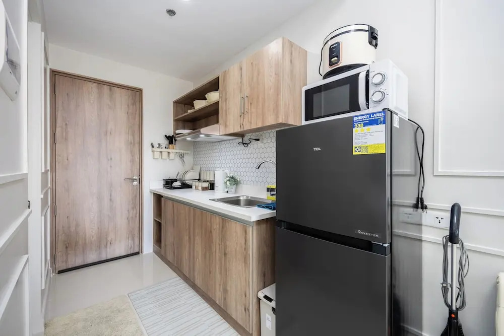 Chic Studio With Balcony & City View Near Airport
