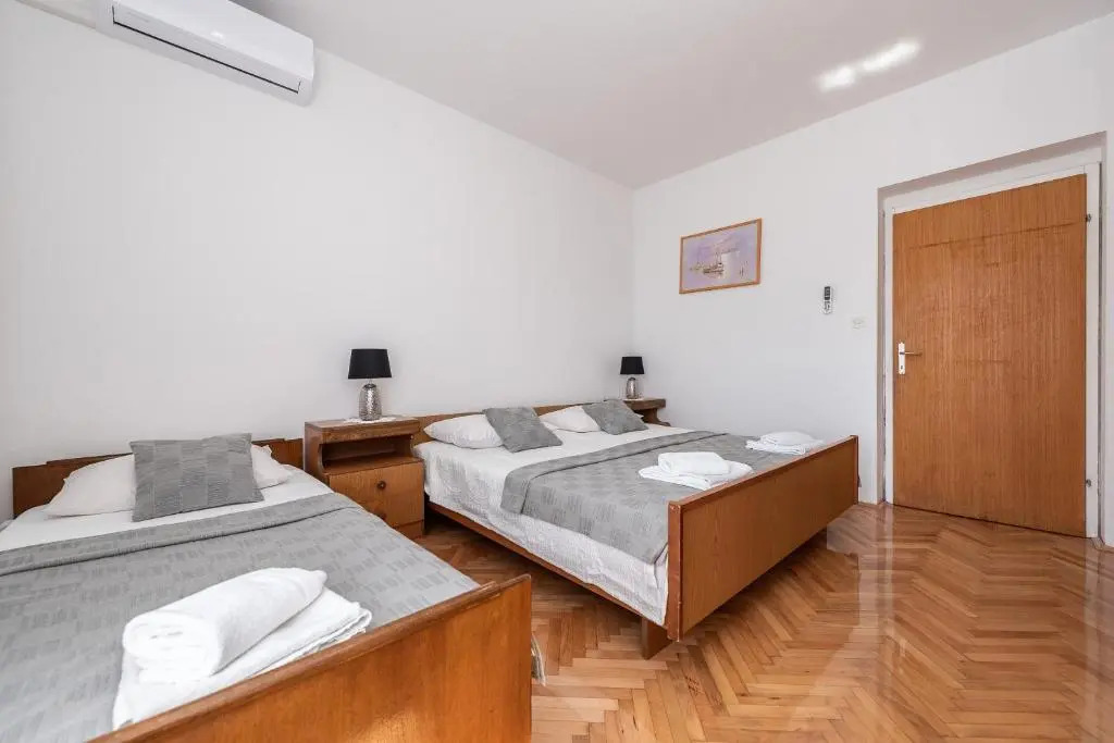 Centrally located apartment for 16