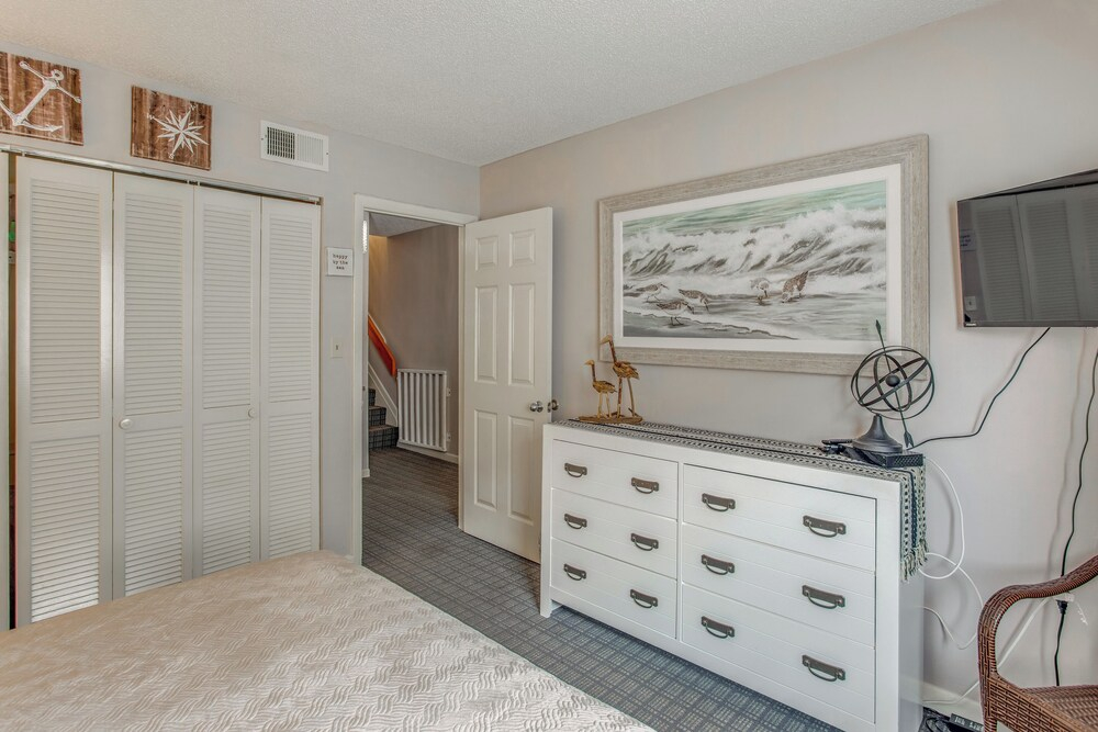 Steps to Ocean: Convenient Myrtle Beach Townhome!