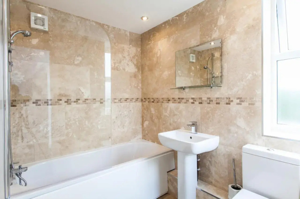 Superb Detached Coach House in Peaceful Location!