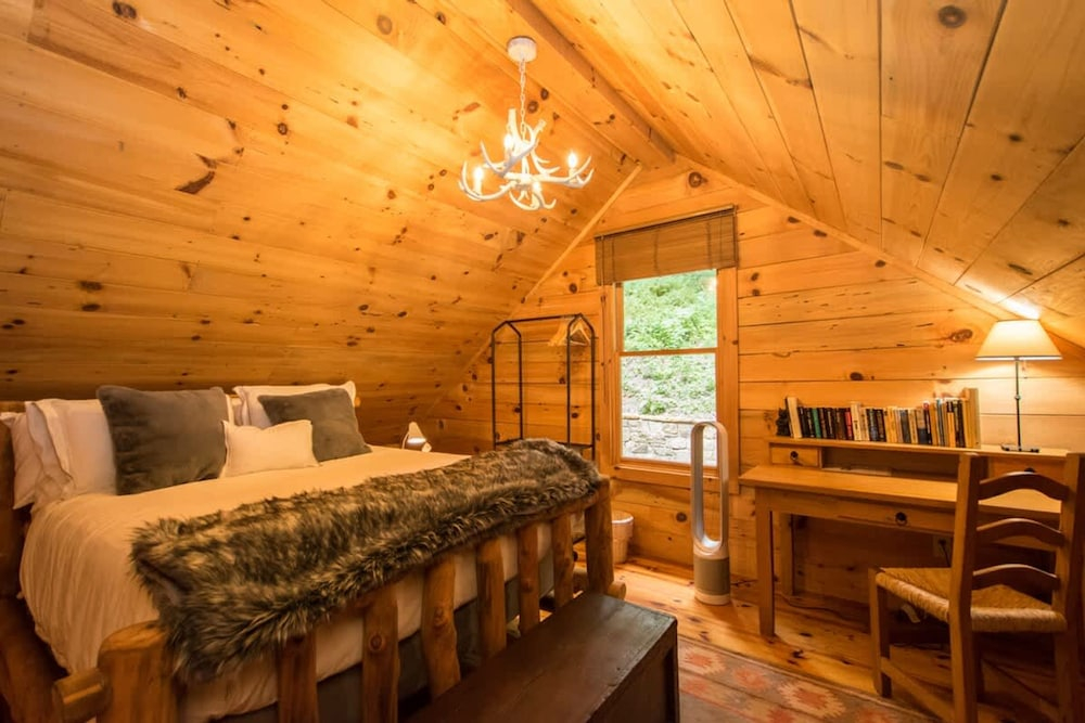 Epic 1BR Cabin w Outdoor Fireplace 5 Min to Town