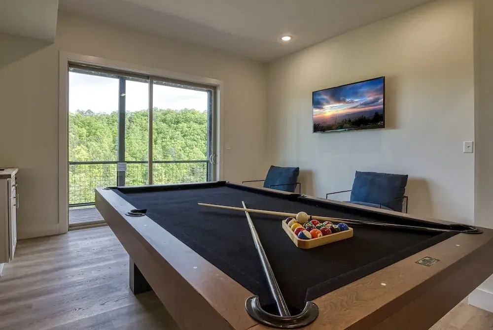 Panoramic Paradise 4 Bedroom Cabin by RedAwning