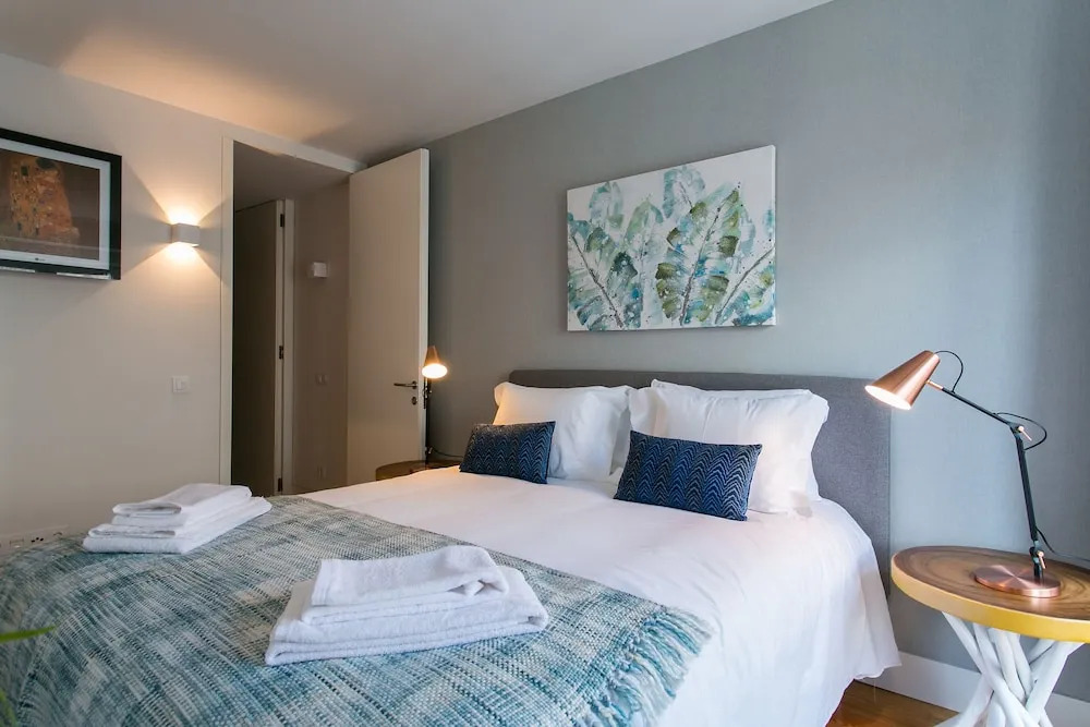 JOIVY Sunny 1-bed flat w/terrace&sea view in Baixa, 3mins to Arco da Rua Augusta