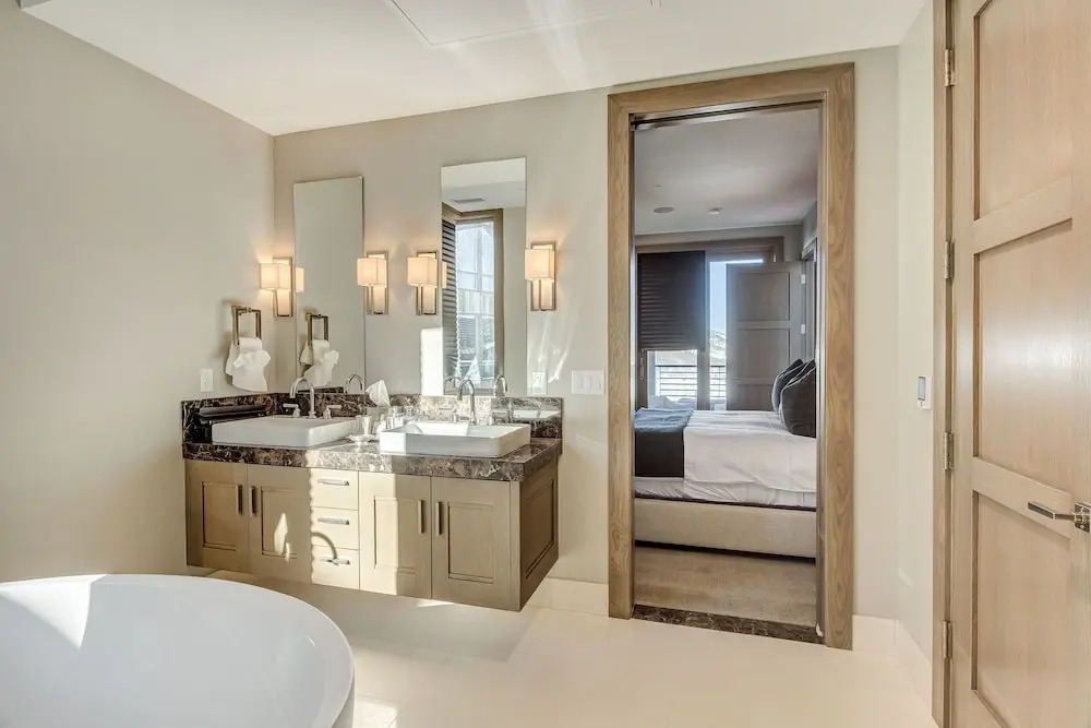 Three Bedroom Penthouse 3 Apartment Hotel by RedAwning
