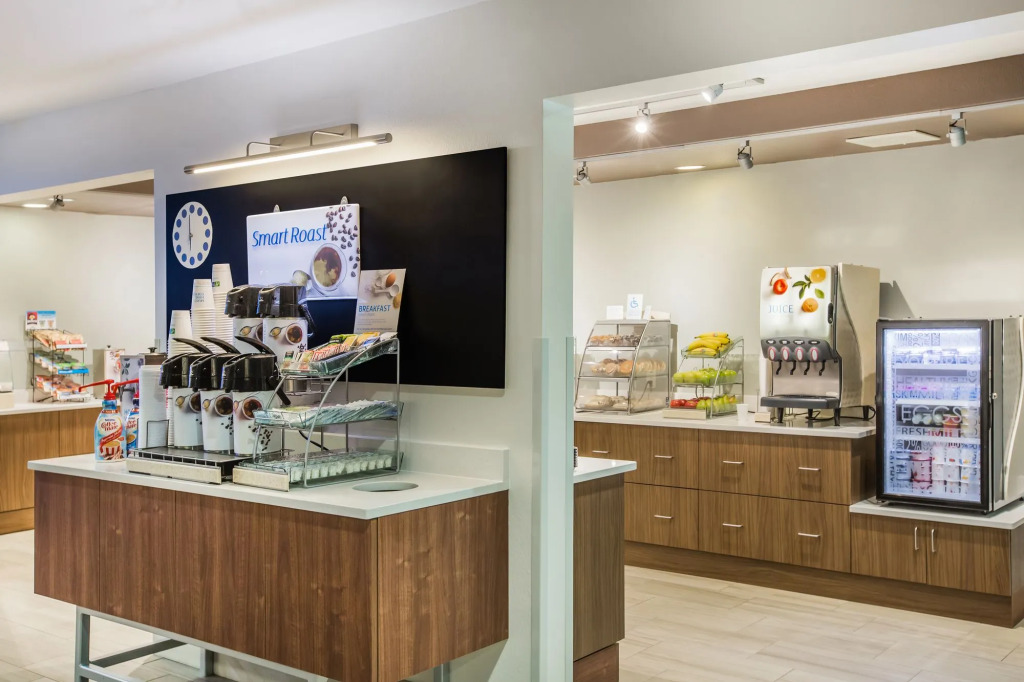 Holiday Inn Express & Suites Bellevue -Omaha Area- by IHG