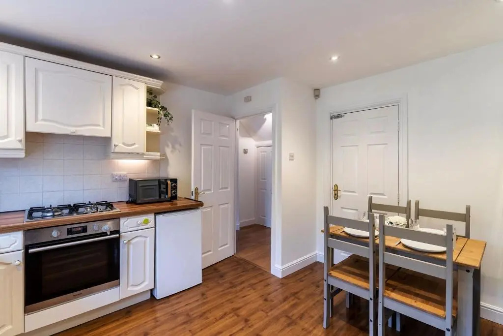 Large Contractor and Family House & Free Parking & Big Garden