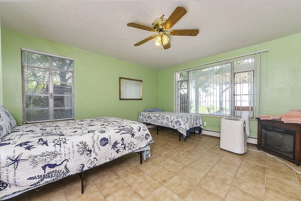 Charming Waterfront 3 Bedroom Cabin by RedAwning