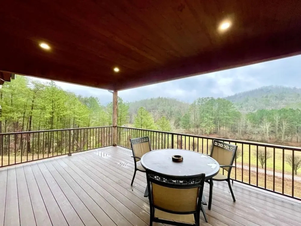 Charming, pet friendly cabin, perfect for fishing, family, hiking and R&R! 2 Bedroom Cabin by RedAwning