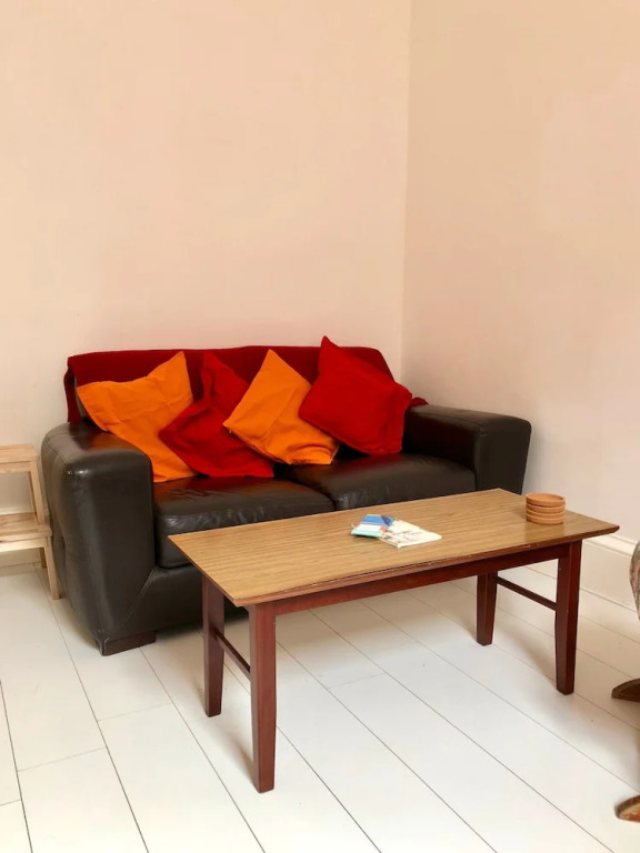 2 Bedroom Flat Near Leith